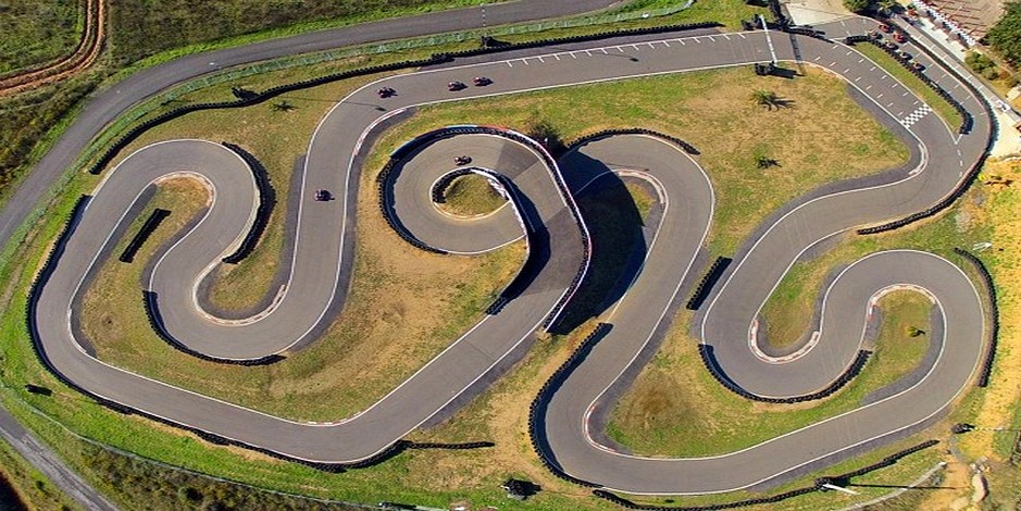 http://www.sunkarting.fr/pixedelic/images/slides/piste_vue_haut.jpg